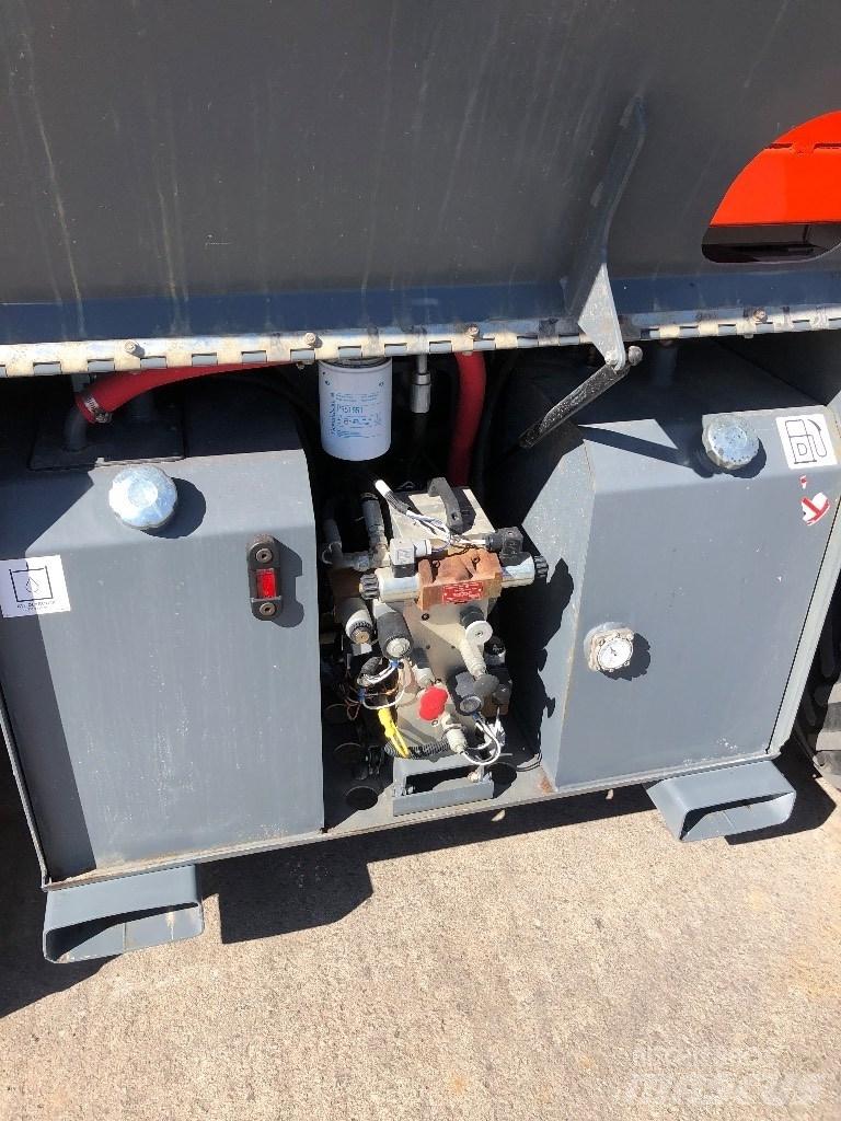 SkyJack SJ 6826 RT رافعات مقصية الشكل