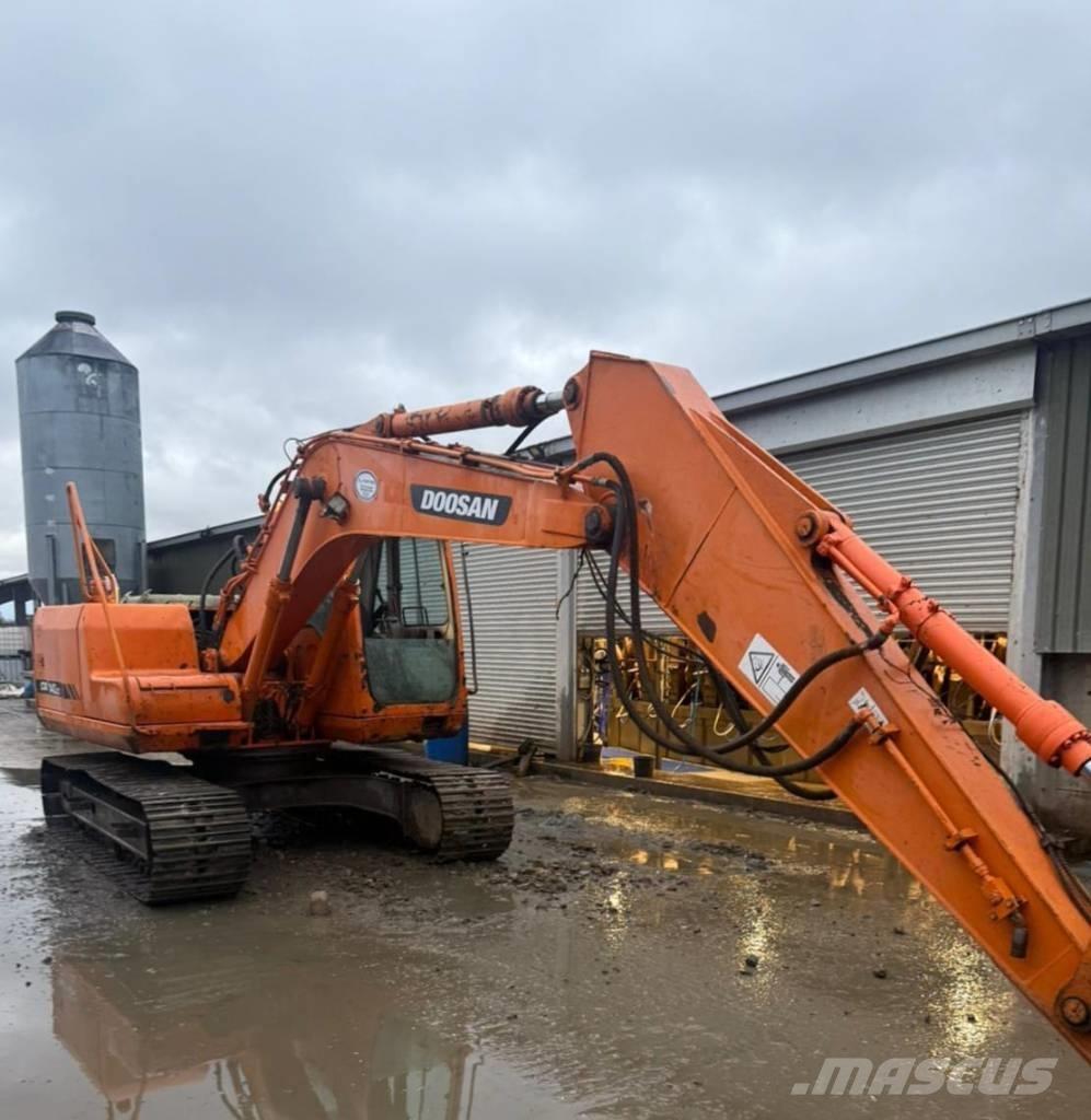 Doosan DX 140 LC حفارات زحافة