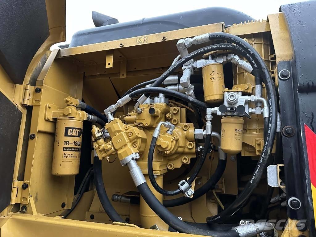 CAT 330D2 حفارات زحافة