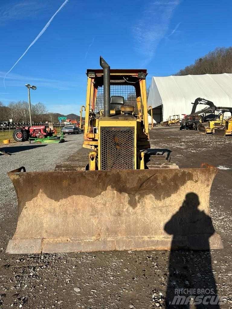 CAT D5C بلدوزرات مجنزرة