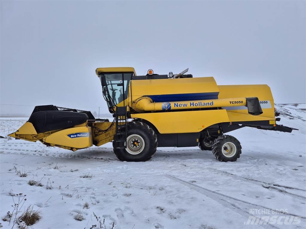 New Holland TC5050 حصادات