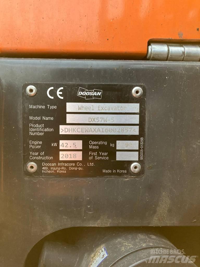 Doosan DX 57 W-5 حفارات بعجل