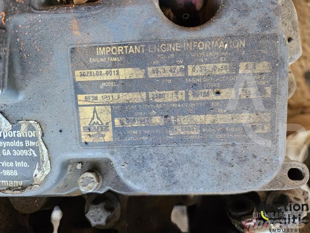 Gehl 4835 SXT لوادر انزلاقية التوجيه