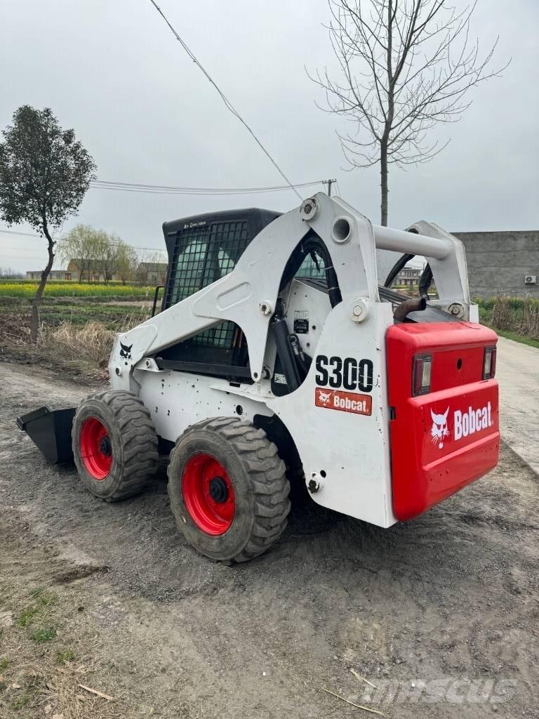 Bobcat S 300 لوادر انزلاقية التوجيه
