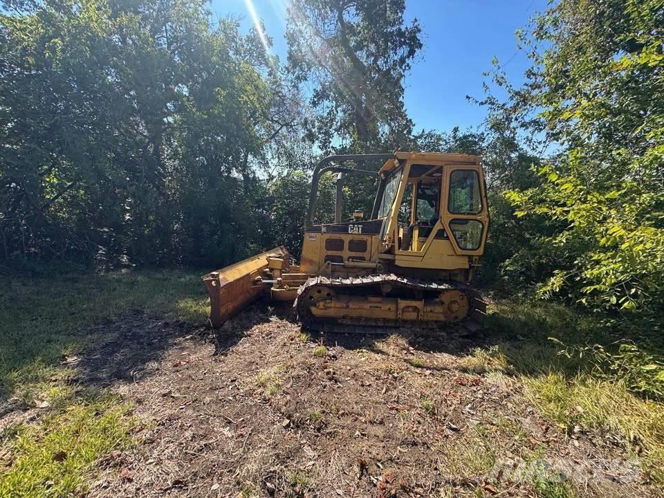 CAT D4C بلدوزرات مجنزرة