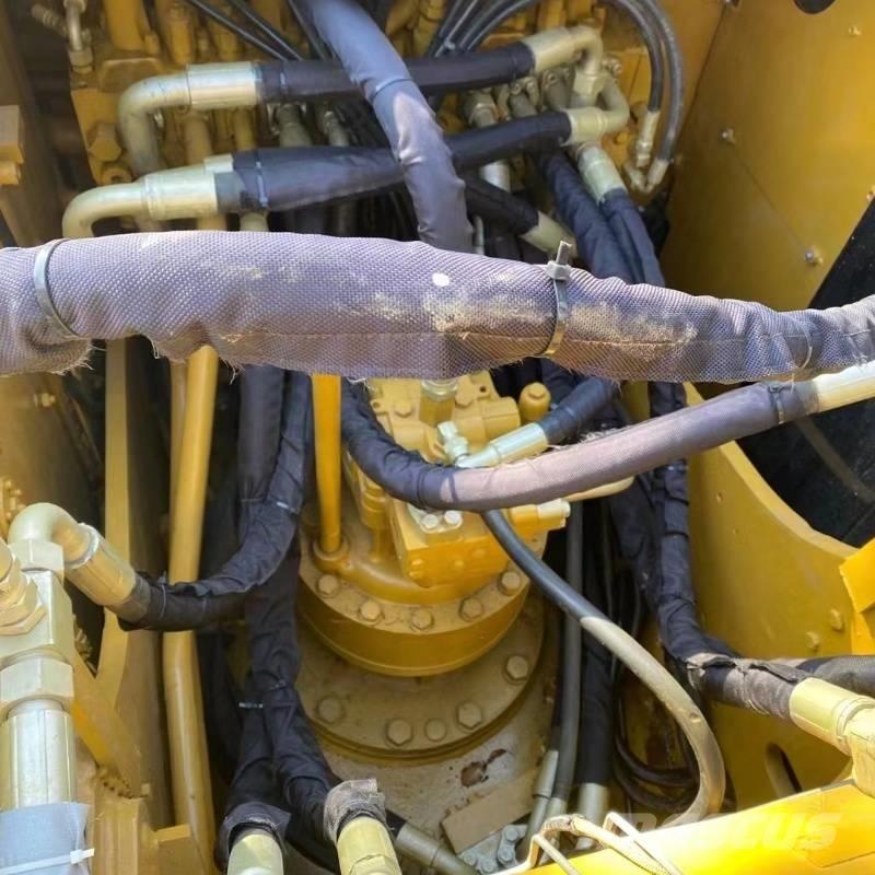 CAT 320 حفارات زحافة