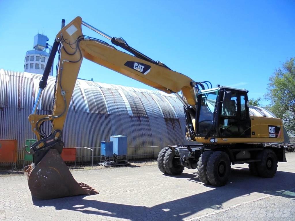 CAT M 322 D حفارات بعجل