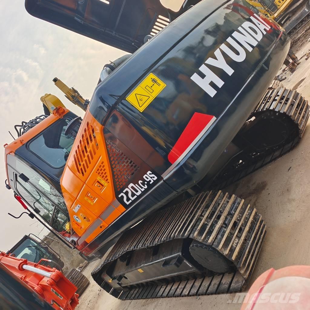 Hyundai 220LC حفارات زحافة