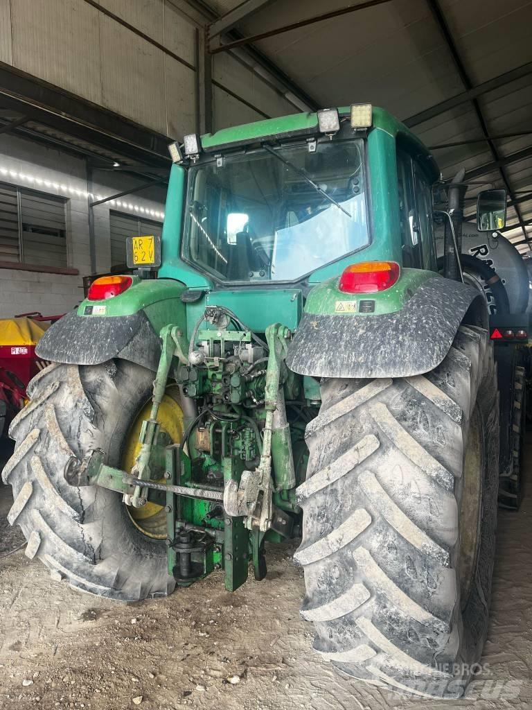 John Deere 6820 الجرارات