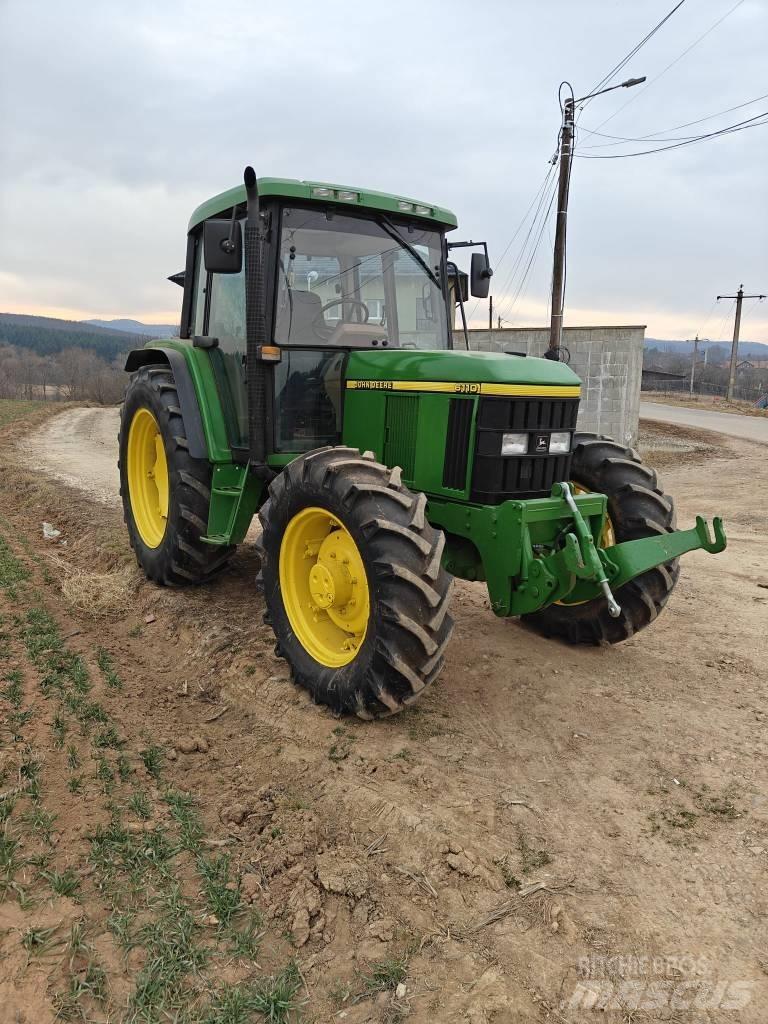 John Deere 6100 الجرارات