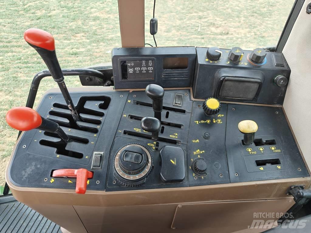 John Deere 6100 الجرارات