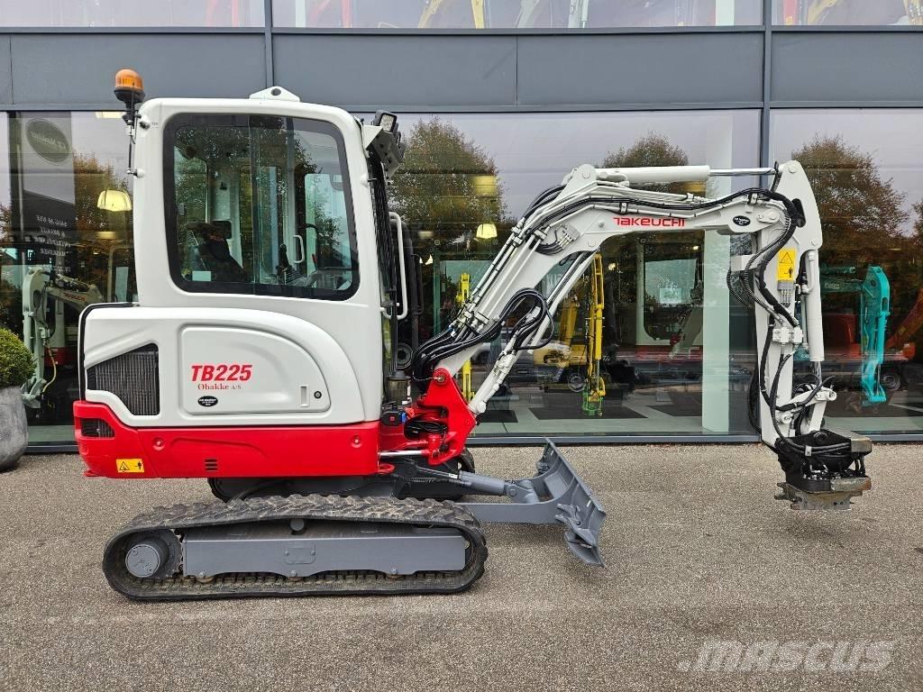 Takeuchi TB 225 حفارات صغيرة أقل من 7 طن (حفارات صغيرة)