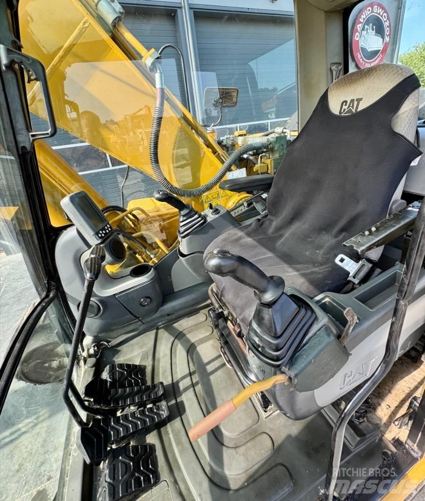 CAT 323 D L حفارات زحافة