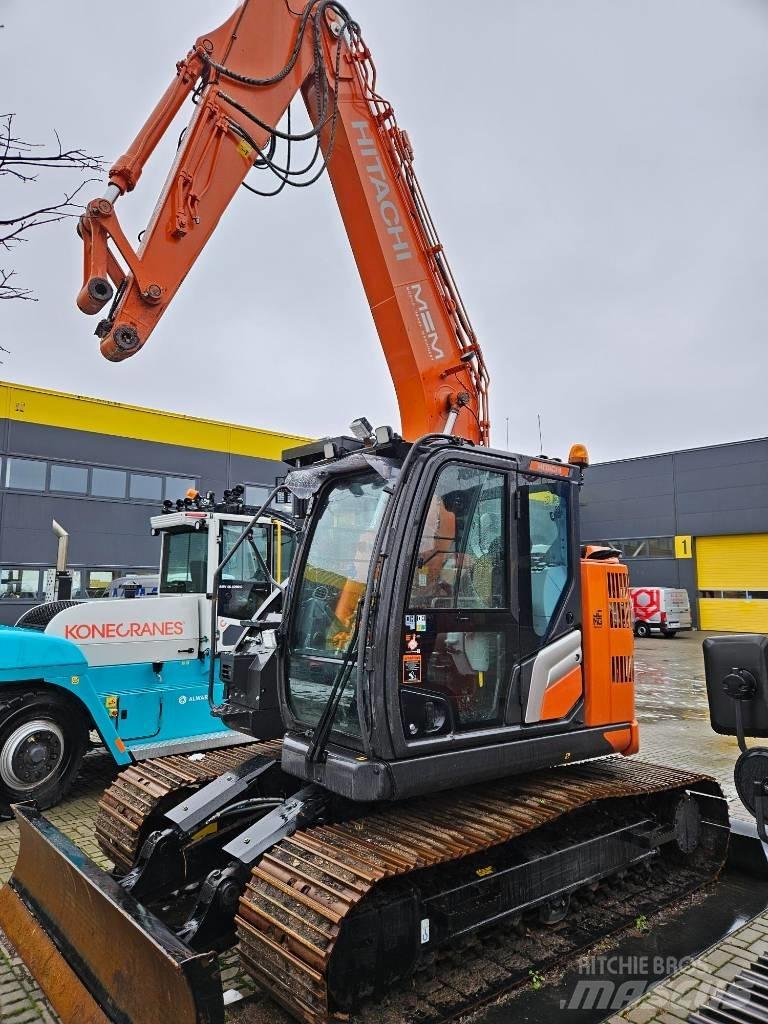 Hitachi ZX 135 US-7 حفارات زحافة