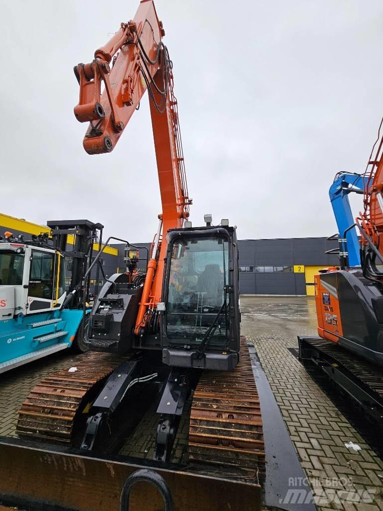 Hitachi ZX 135 US-7 حفارات زحافة