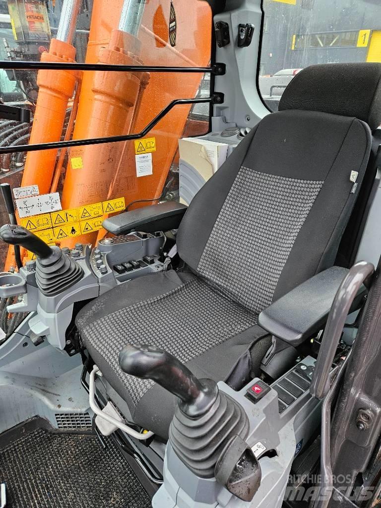 Hitachi ZX 135 US-7 حفارات زحافة