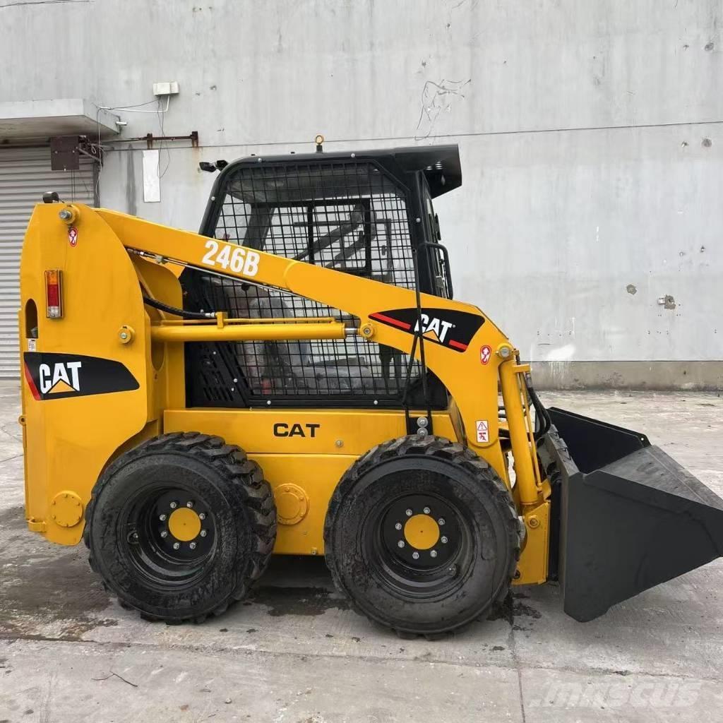 CAT 246 B لوادر صغيرة