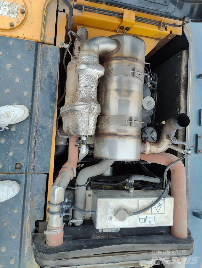 Hyundai HX160 L حفارات زحافة