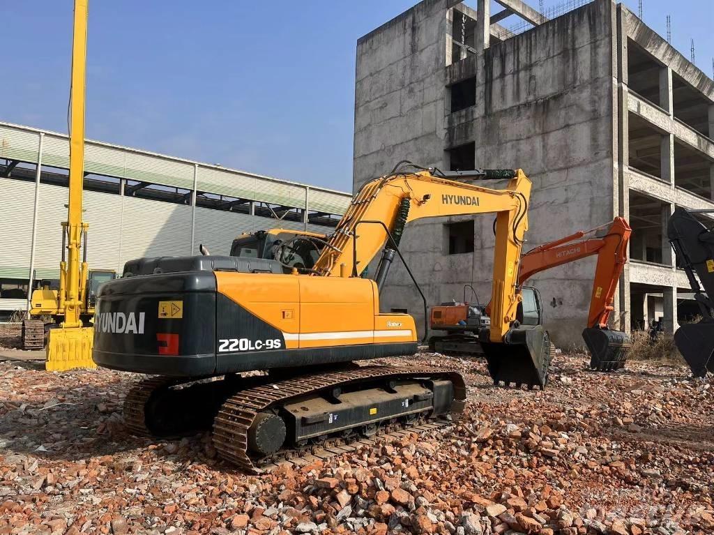 Hyundai R220 حفارات زحافة