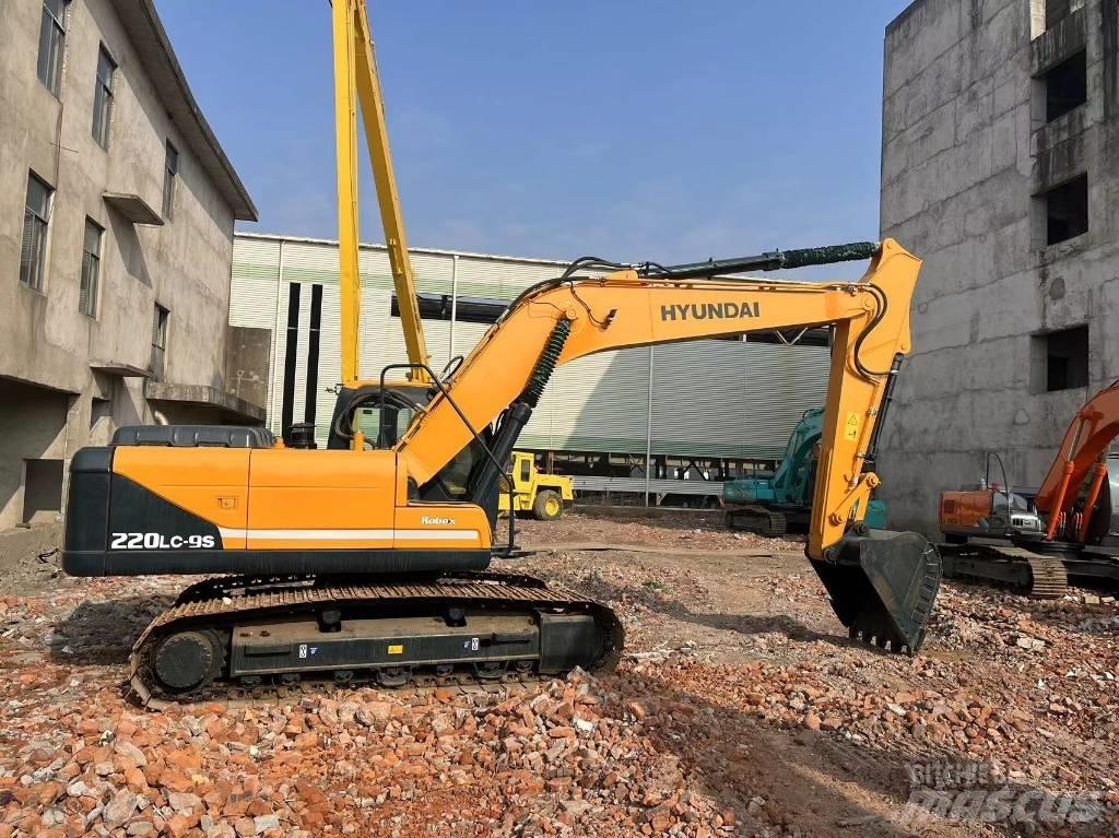 Hyundai R220 حفارات زحافة