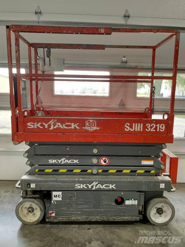 SkyJack SJ III 3219 رافعات مقصية الشكل