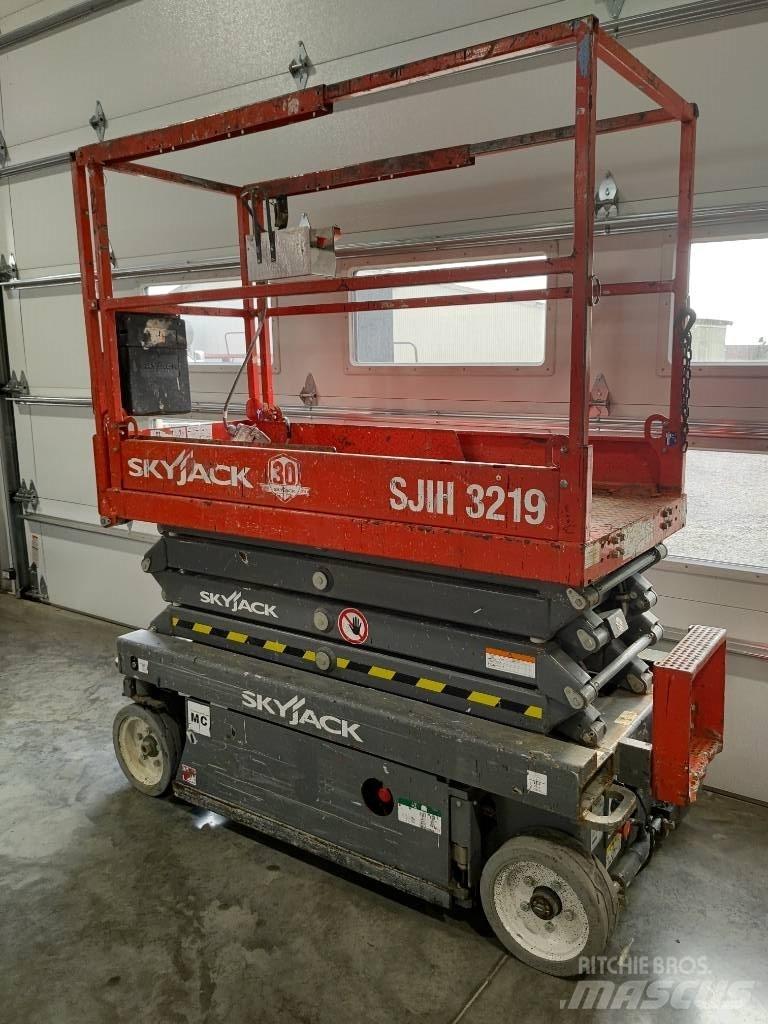 SkyJack SJ III 3219 رافعات مقصية الشكل