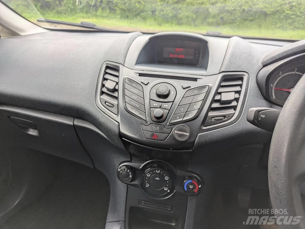 Ford Fiesta Van شاحنة مقفلة