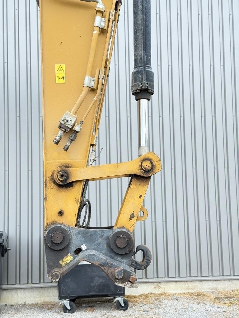 CAT 326 F L حفارات زحافة