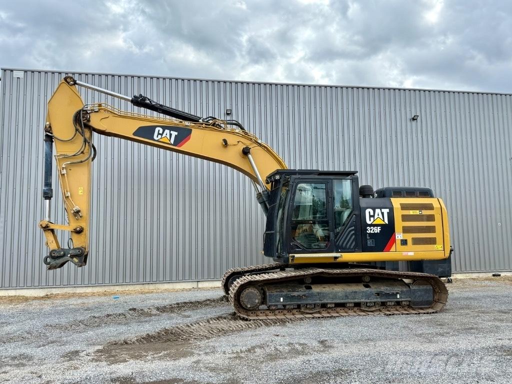 CAT 326 F L حفارات زحافة