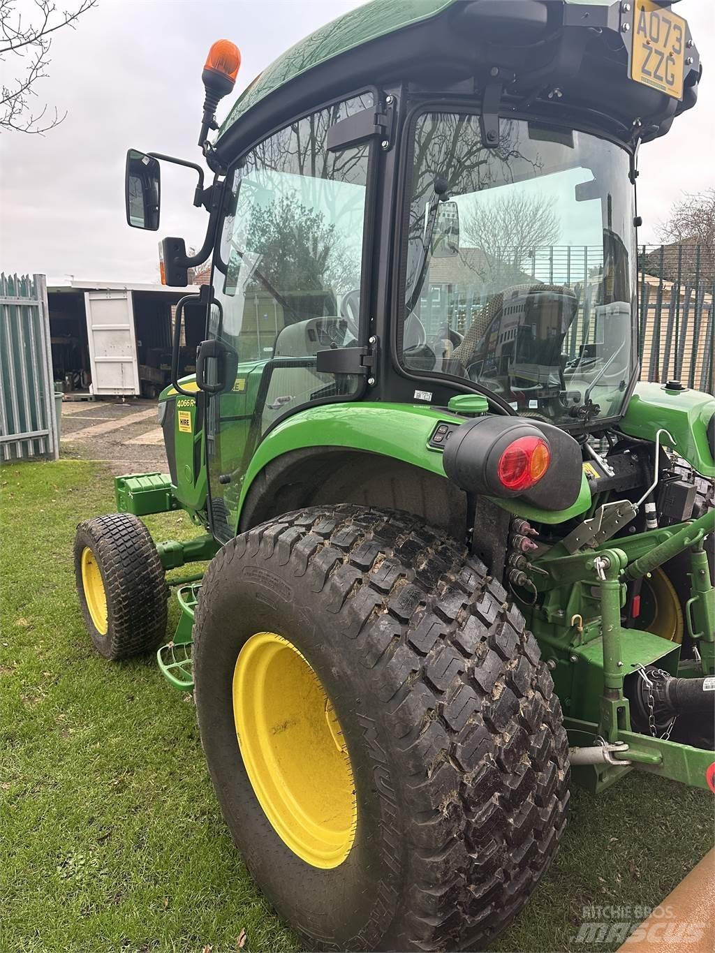 John Deere 4066R جرارات مدمجة