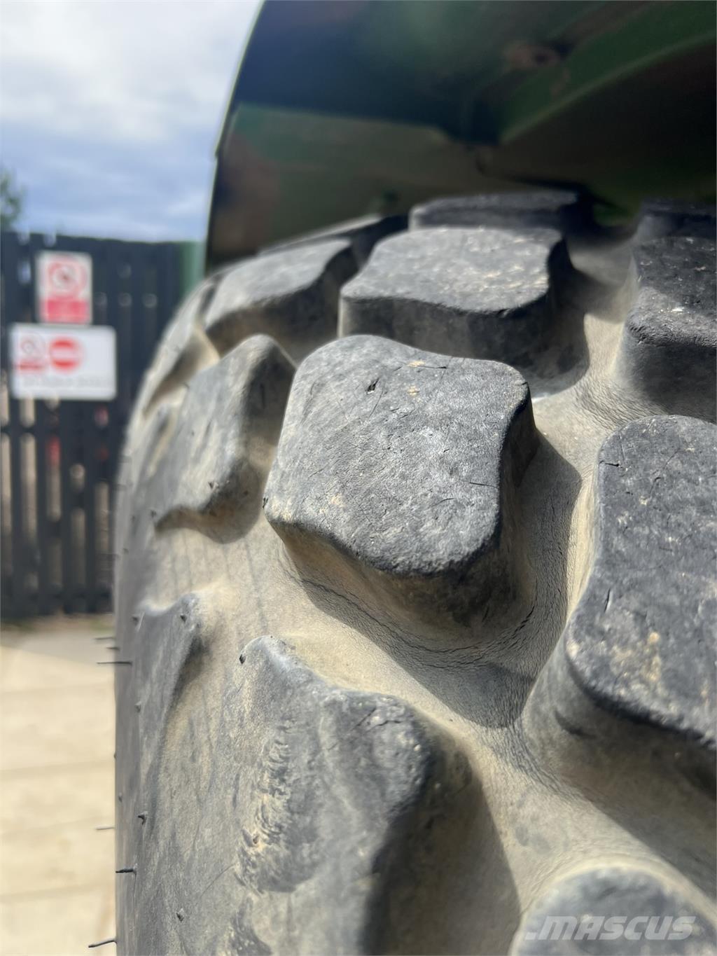 John Deere 5075E الجرارات