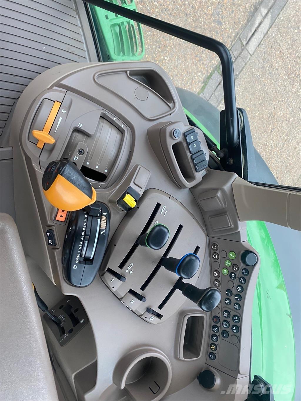 John Deere 6130M الجرارات