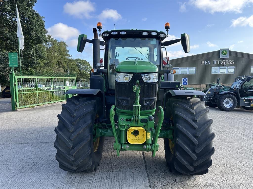 John Deere 6R215 الجرارات