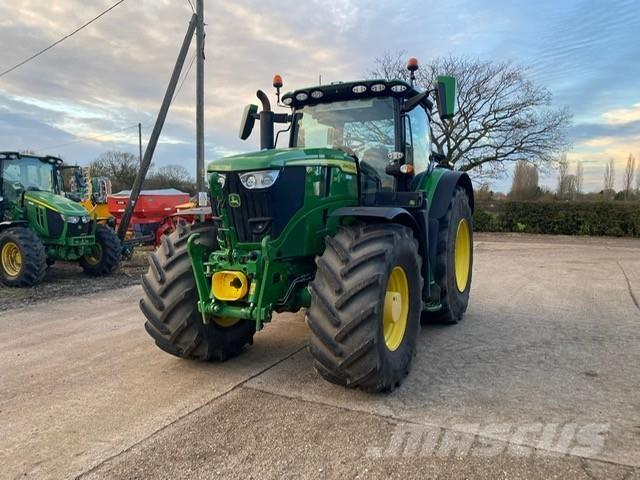 John Deere 6R215 الجرارات