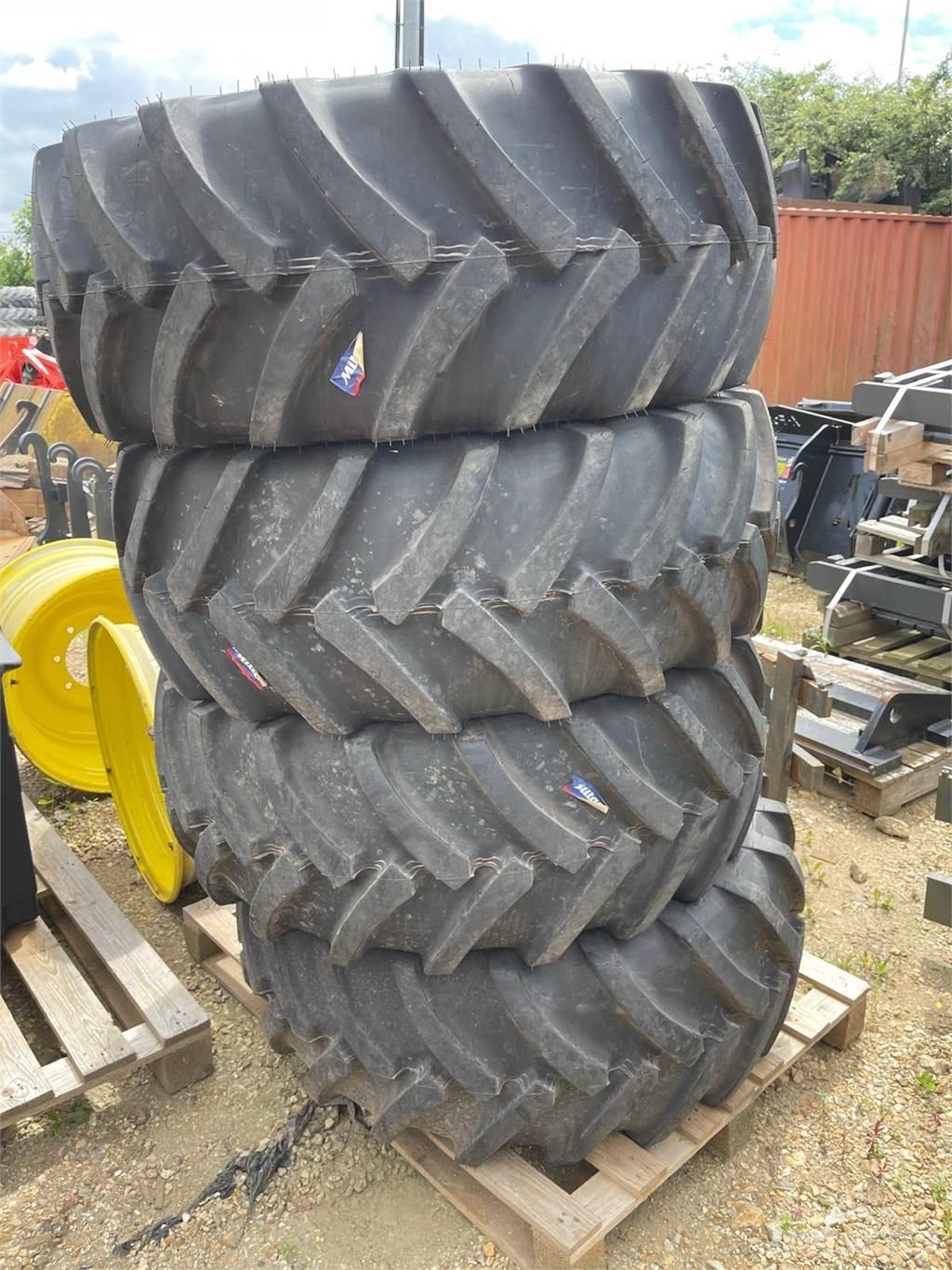 John Deere TYRES ماكينات زراعية أخرى