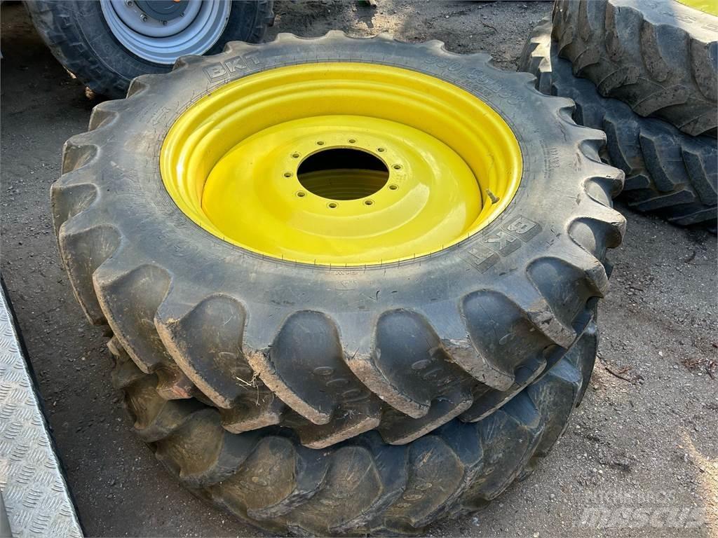 John Deere TYRES ماكينات زراعية أخرى