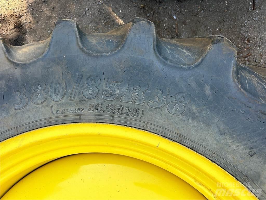 John Deere TYRES ماكينات زراعية أخرى