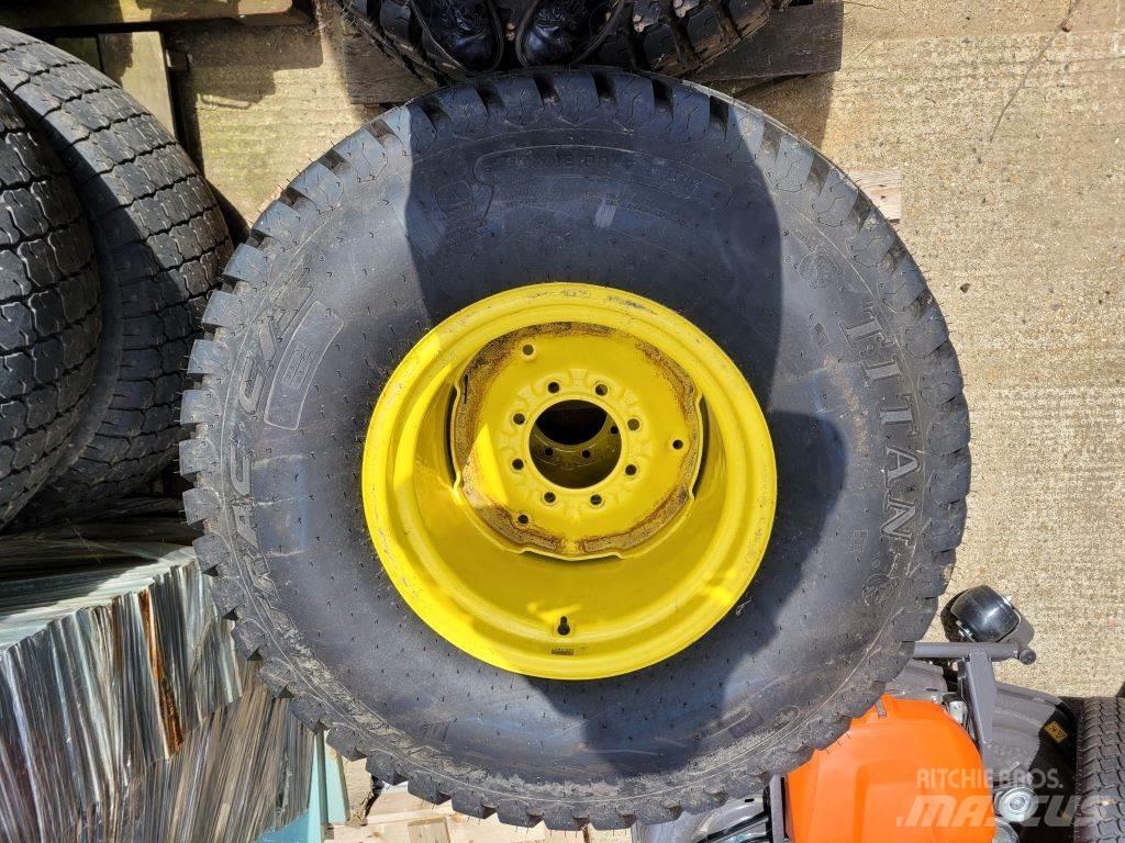 John Deere WHEELS جرارات مدمجة