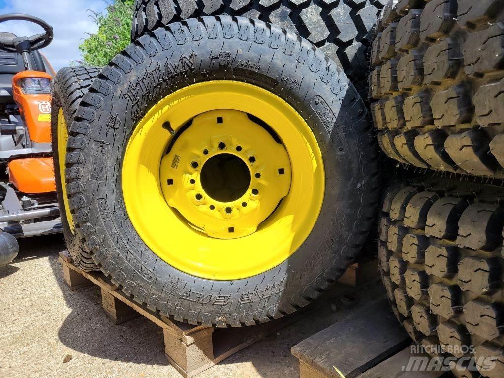 John Deere WHEELS جرارات مدمجة