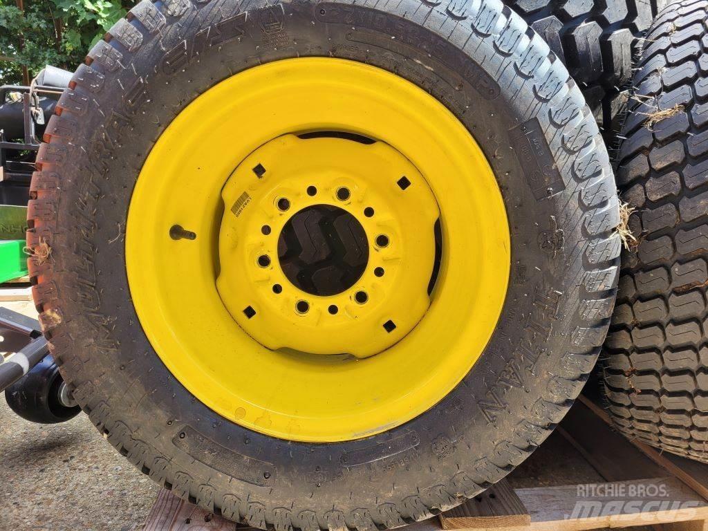 John Deere WHEELS جرارات مدمجة