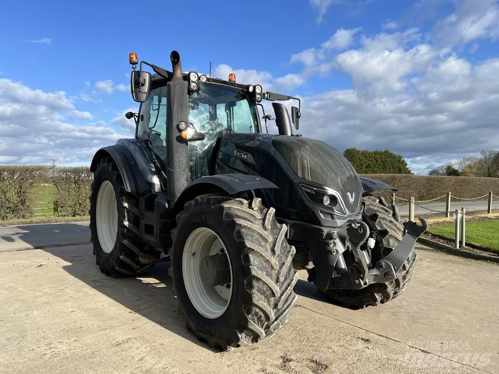 Valtra T234 الجرارات
