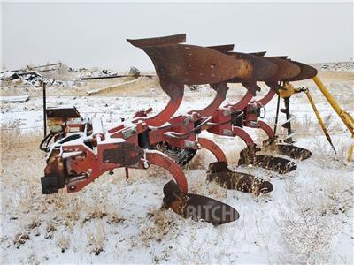 Case IH 145 محاريث تقليدية