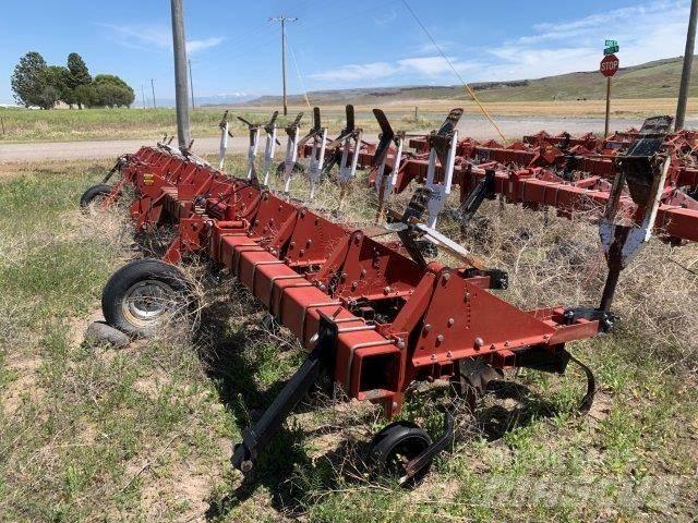 Case IH 1820 حراثات صفوف المحاصيل