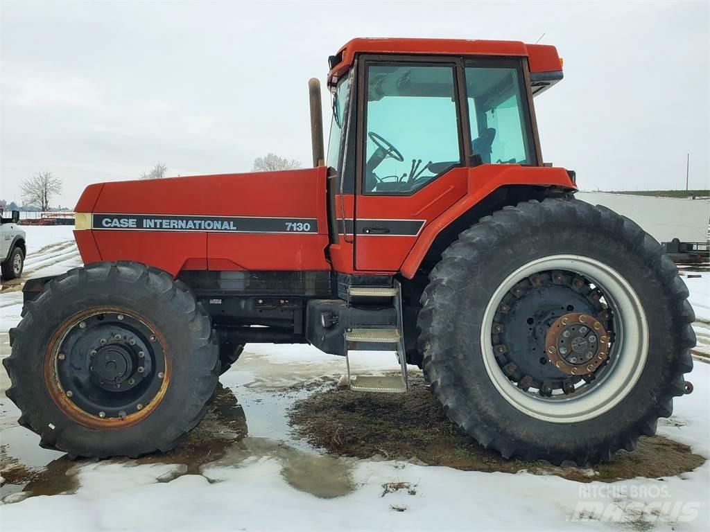 Case IH 7130 الجرارات