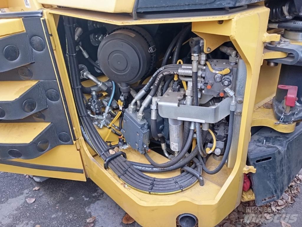 Bomag BW 203 AD-4 مداحل ثنائية الاسطوانة