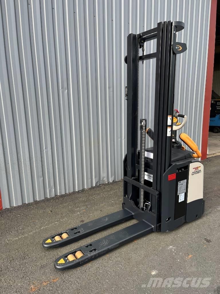 Crown ETi 4000-1.2 معدات التكديس الجوالة