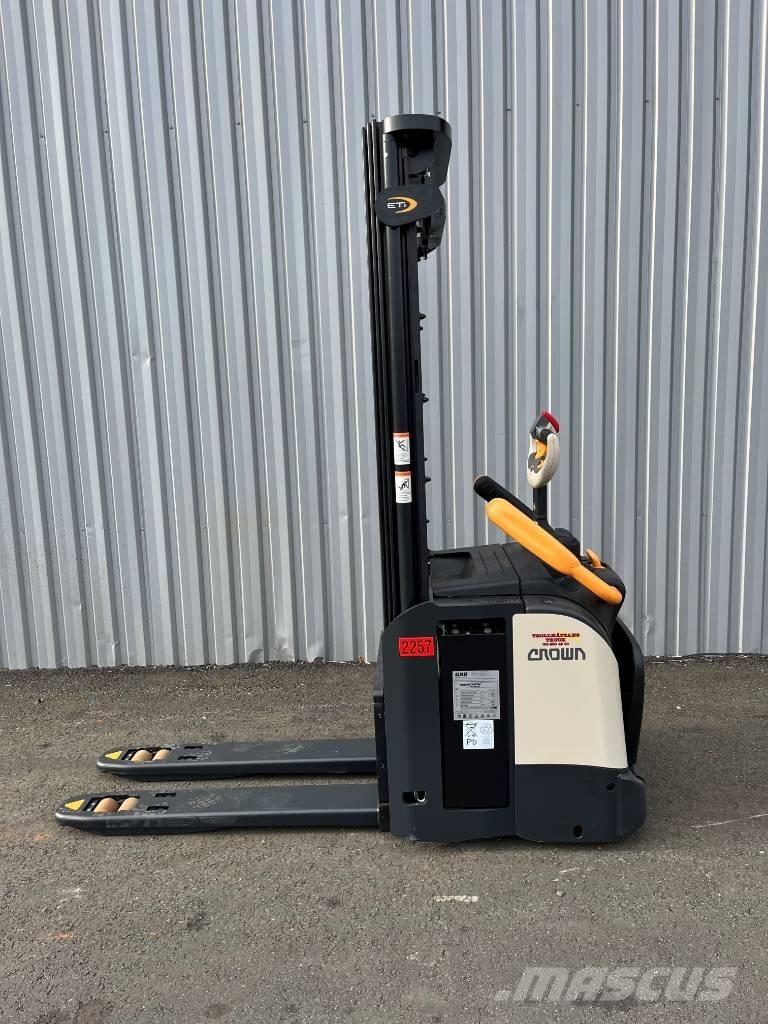 Crown ETi 4000-1.2 معدات التكديس الجوالة