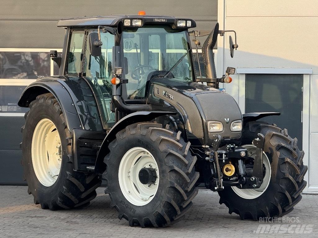Valtra N 122 V الجرارات