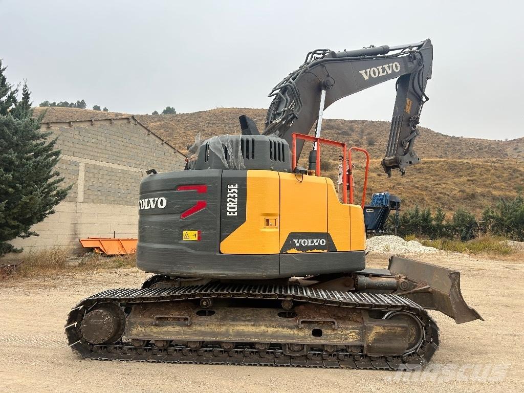 Volvo ECR 235 E حفارات زحافة