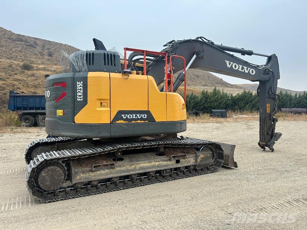 Volvo ECR 235 E حفارات زحافة